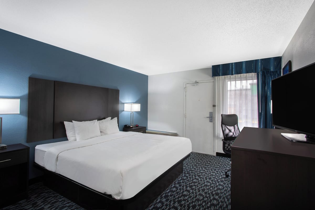 Habitación estándar, 1 cama King size, para no fumadores | Escritorio, espacio para trabajar con laptop y cortinas blackout