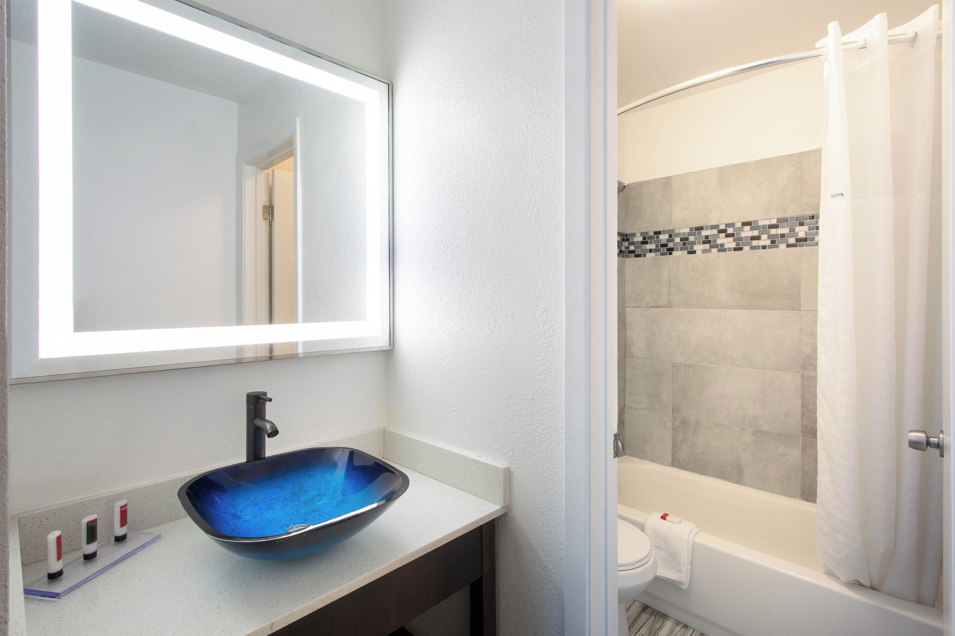 Habitación estándar, 2 camas matrimoniales, para no fumadores | Baño | Tina con regadera, amenidades de baño gratuitas, secadora de cabello 