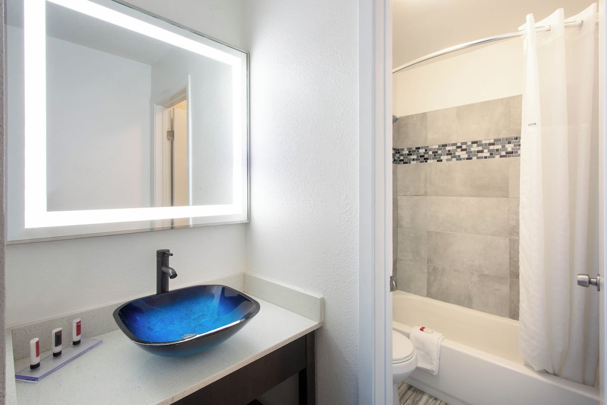 Habitación estándar, 2 camas matrimoniales, para no fumadores | Baño | Tina con regadera, amenidades de baño gratuitas, secadora de cabello