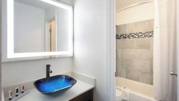 Standardzimmer, 2 Doppelbetten, Nichtraucher | Badezimmer | Duschwanne, kostenlose Toilettenartikel, Haartrockner, Handtücher