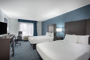 Escritorio, espacio para trabajar con laptop y cortinas blackout 