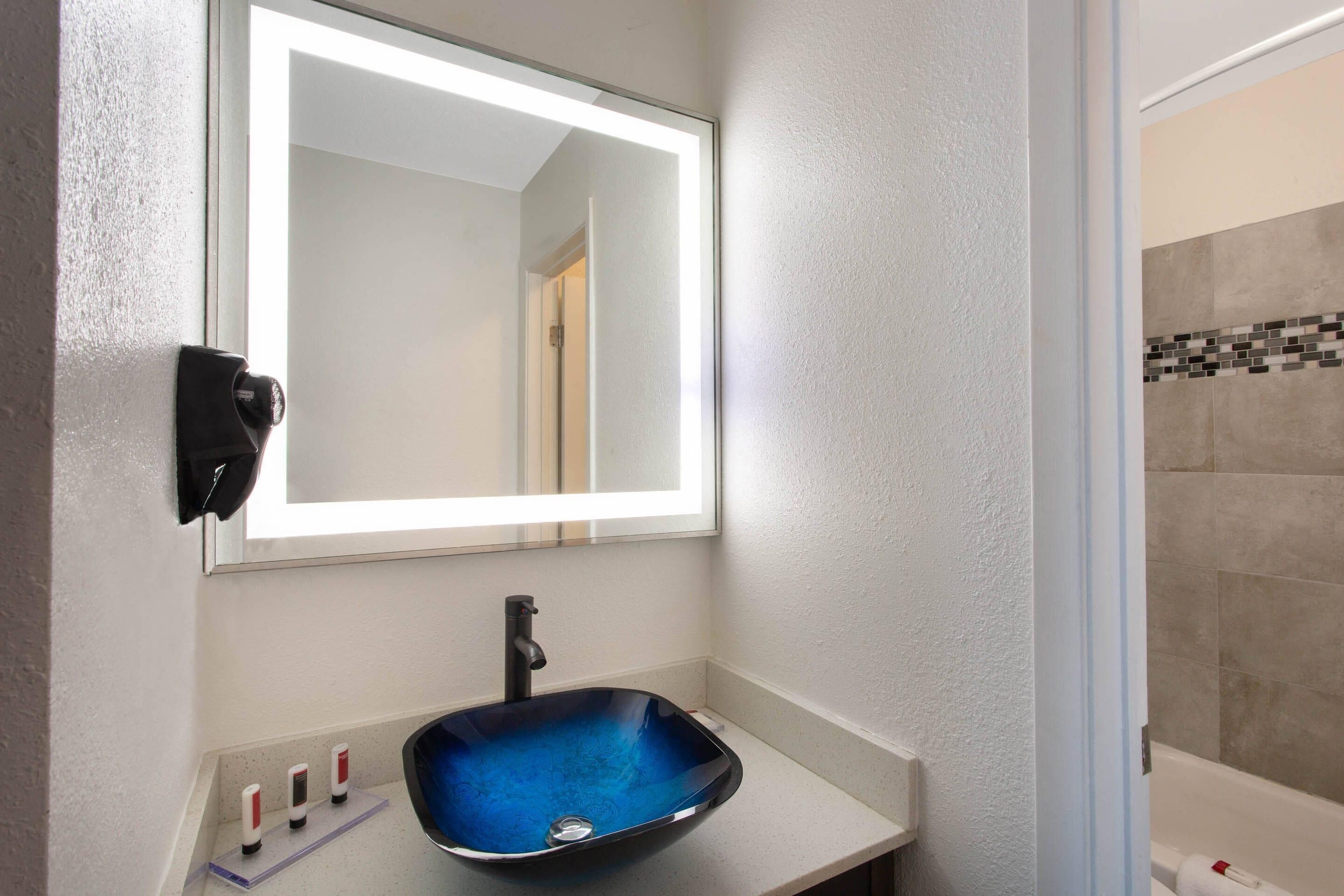 Schreibtisch, laptopgeeigneter Arbeitsplatz, Verdunkelungsvorhänge