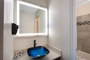 Schreibtisch, laptopgeeigneter Arbeitsplatz, Verdunkelungsvorhänge