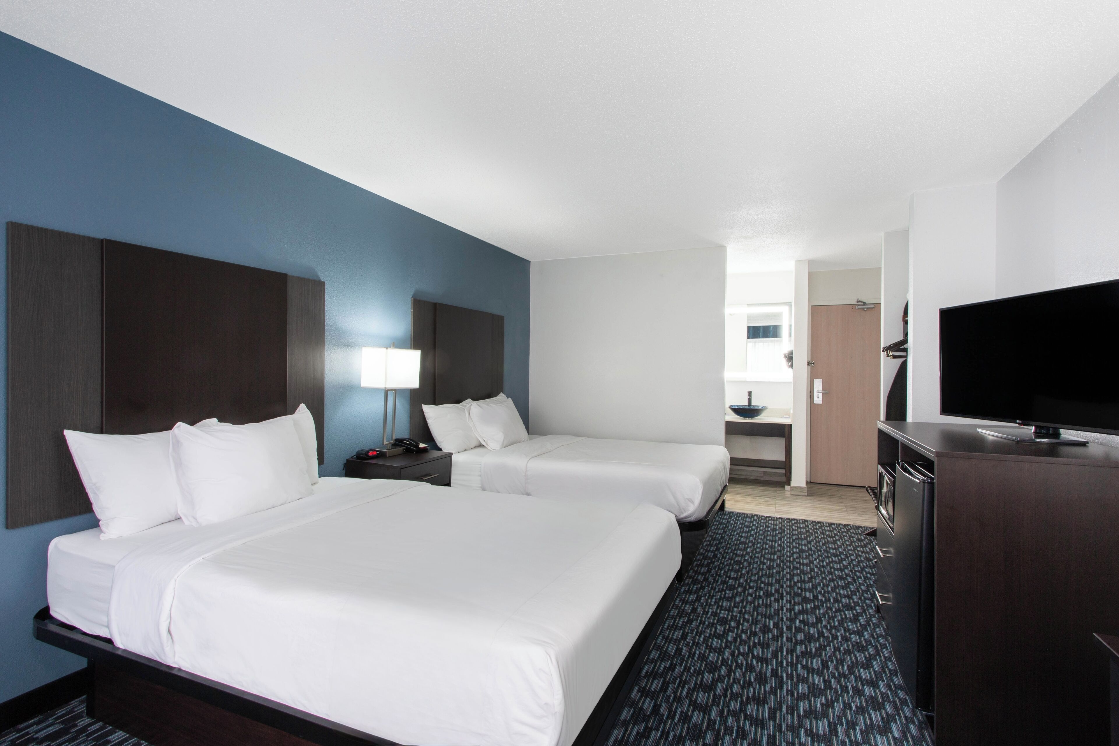 Standaard kamer, 2 tweepersoonsbedden, niet-roken | Een bureau, een laptopwerkplek, verduisterende gordijnen