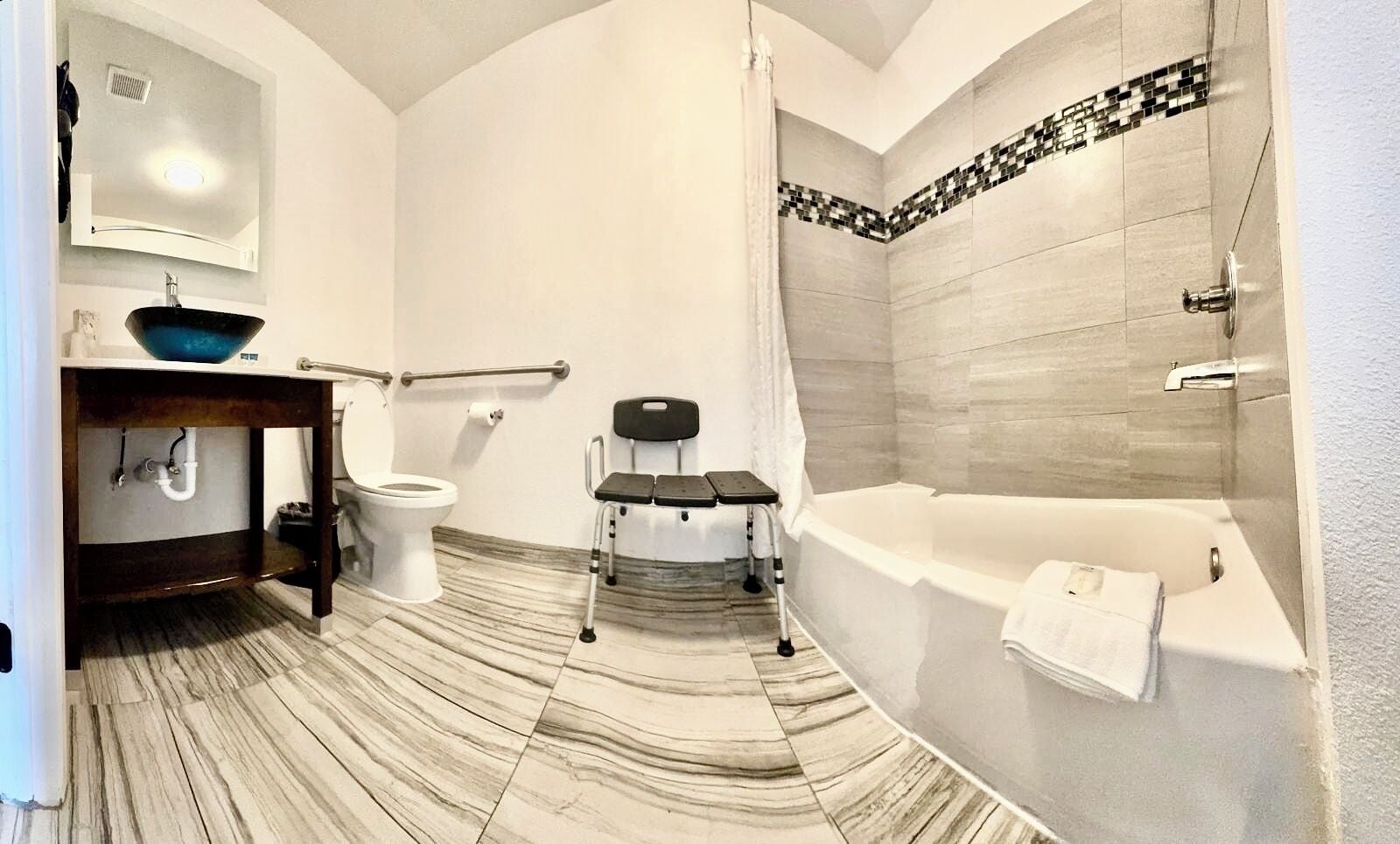 Tina con regadera, amenidades de baño gratuitas, secadora de cabello 