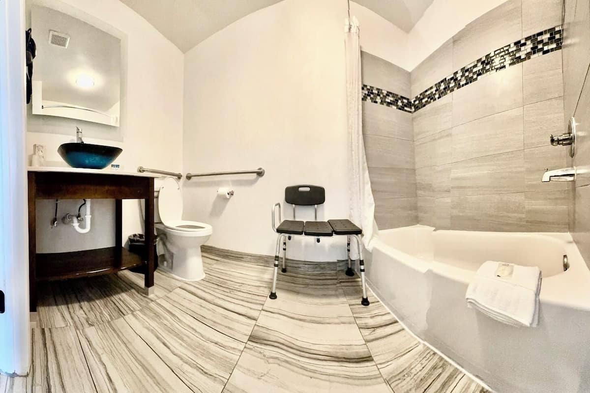 Tina con regadera, amenidades de baño gratuitas, secadora de cabello