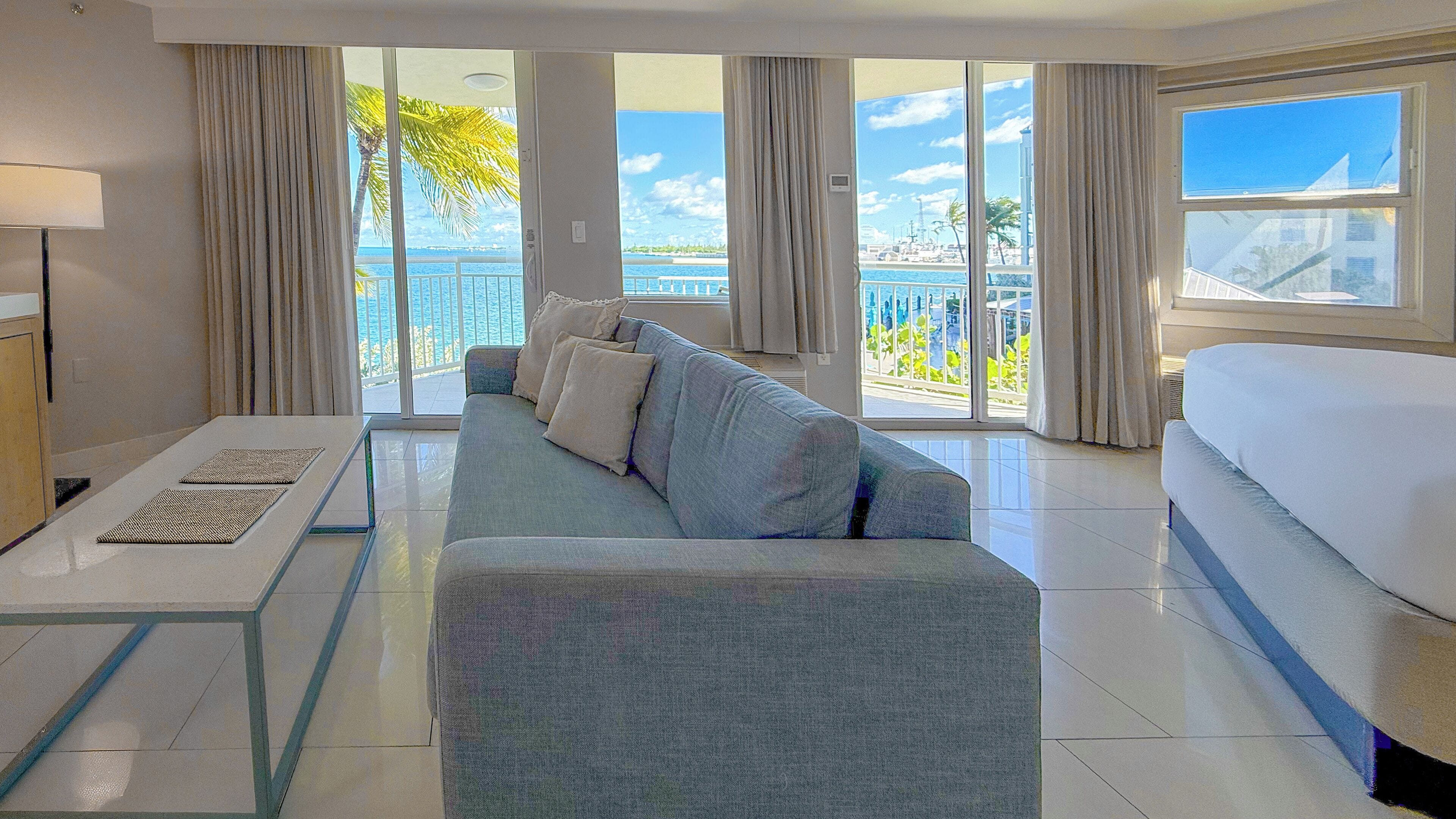 프리미엄룸, 킹사이즈침대 1개, 바다 전망 | 고급 침구, 객실 내 금고, 각각 다른 스타일의 인테리어, 각각 다르게 가구 비치