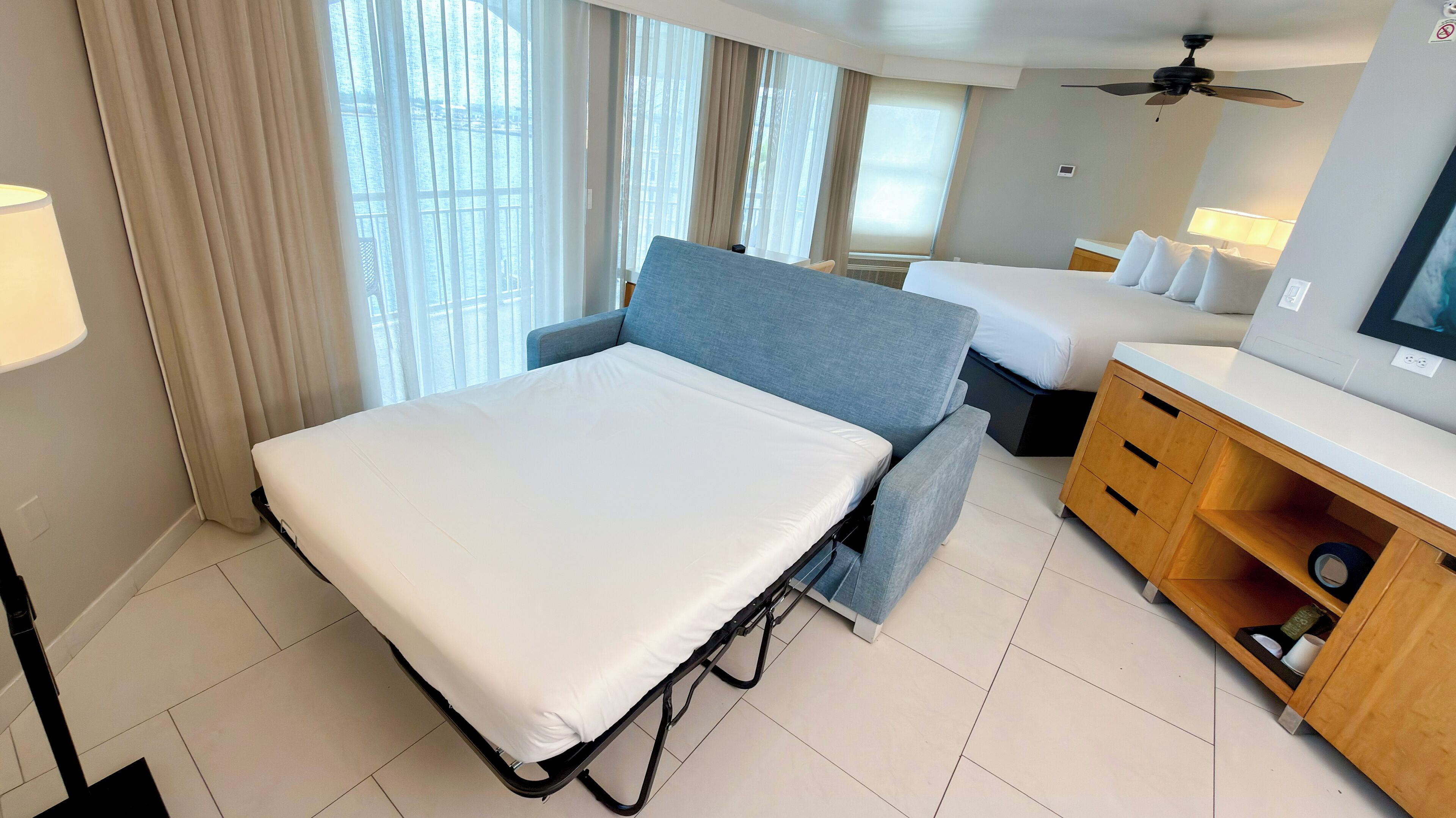 Premium Room, 1 King Bed | Premium bedding, in-room safe, blackout drapes, soundproofing