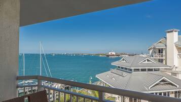 Ropa de cama de alta calidad y caja de seguridad en la habitación