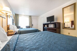 Kamar Standar, 2 Tempat Tidur Queen, Bebas Asap Rokok | Tirai kedap cahaya, setrika/meja setrika, Wi-Fi gratis, dan seprai linen