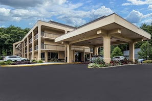 A multi-story hotel with a covered entrance and a parking lot. - Red Roof Inn Birmingham South (Birmingham)
