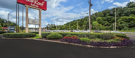 A Red Roof Inn sign with a message about newly renovated rooms.