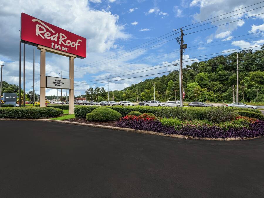 Segnaletica Red Roof Inn con un messaggio sulle camere rinnovate.