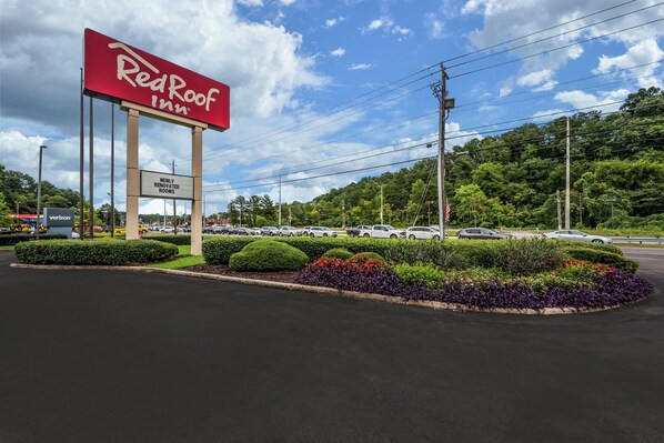 A Red Roof Inn sign with a message about newly renovated rooms. - Red Roof Inn Birmingham South (Birmingham)