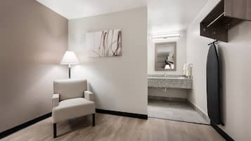 Superior Room, 1 Katil Raja (King), Non Smoking (Renovated) | Meja, ruang kerja komputer riba, langsir/tirai gelap terus