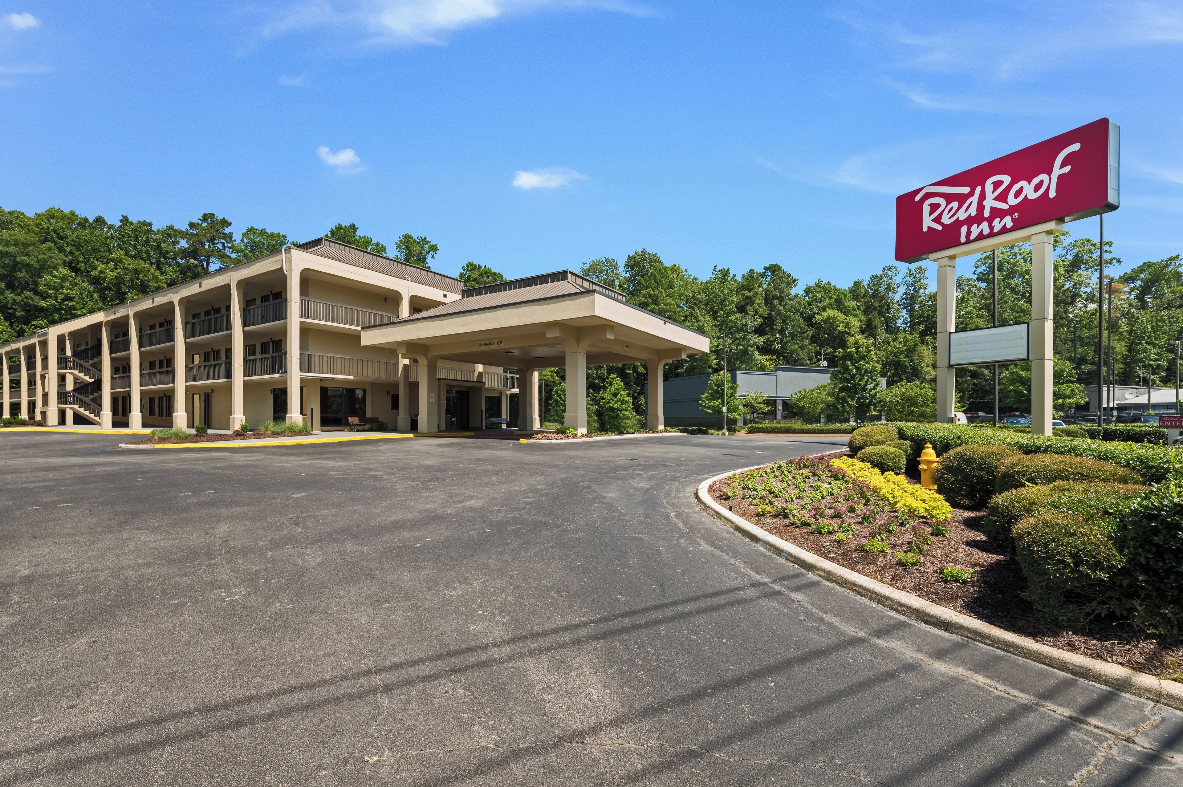 A Red Roof Inn with a parking lot and a covered outdoor area.