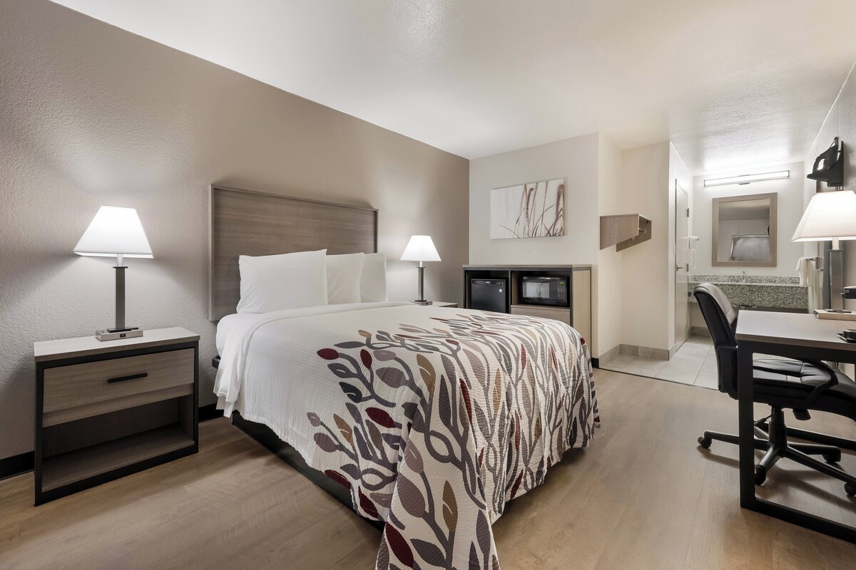 Chambre Deluxe, 1 lit double, accessible aux personnes à mobilité réduite, non-fumeur (Renovated) | Bureau, espace de travail pour ordinateurs portables