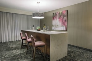 Suite, 1 Bedroom | Ruang tamu | 32 inci sebuah televisyen pintar dengan satelit, TV, Netflix