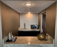 高档床上用品、加厚床垫、客房内保险箱、办公桌