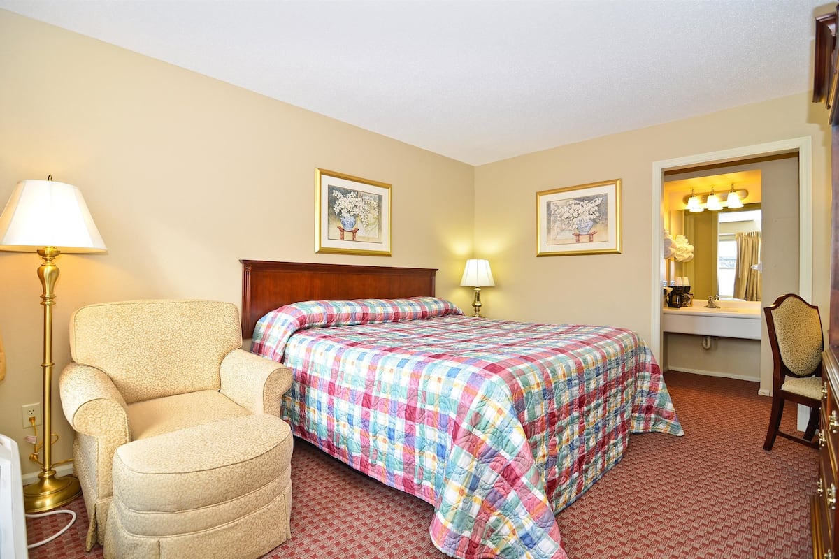 Desk, iron/ironing board, free WiFi, bed sheets
