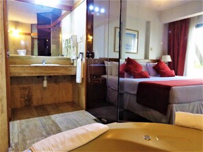 Suite Deluxe, terraza, vistas a la ciudad | Minibar, caja fuerte, escritorio y espacio para trabajar con un portátil