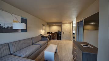Deluxe Suite, 1 King Bed, Non Smoking | Living room | 39-inch LCD TV with cable channels, TV