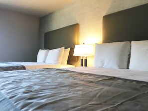 Habitación estándar, 2 camas de matrimonio, no fumadores | Ropa de cama de alta calidad, caja fuerte, escritorio