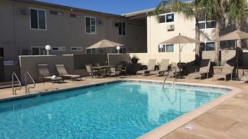 Piscine extérieure, chaises longues