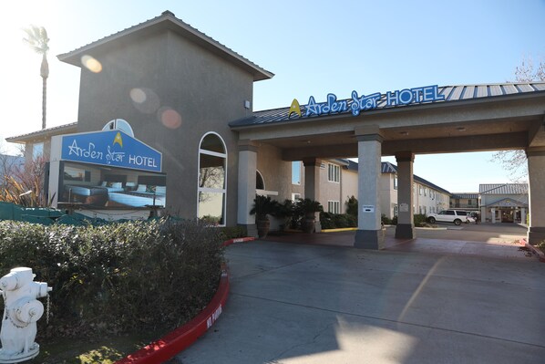Property entrance - Arden Star Hotel (Sacramento)