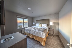 Deluxe Suite, 1 King Bed, Non Smoking | Premium bedding, in-room safe, desk, laptop workspace