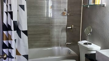 Suite ejecutiva, 1 cama King size, para no fumadores | Baño | Tina con regadera, amenidades de baño ecológicas, secadora de cabello