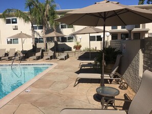 Outdoor pool - Arden Star Hotel (Sacramento)