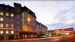 A historic hotel with a classic facade, a prominent 'HOTEL' sign, and a modern glass extension. - Milling Hotel Ritz (Aarhus)