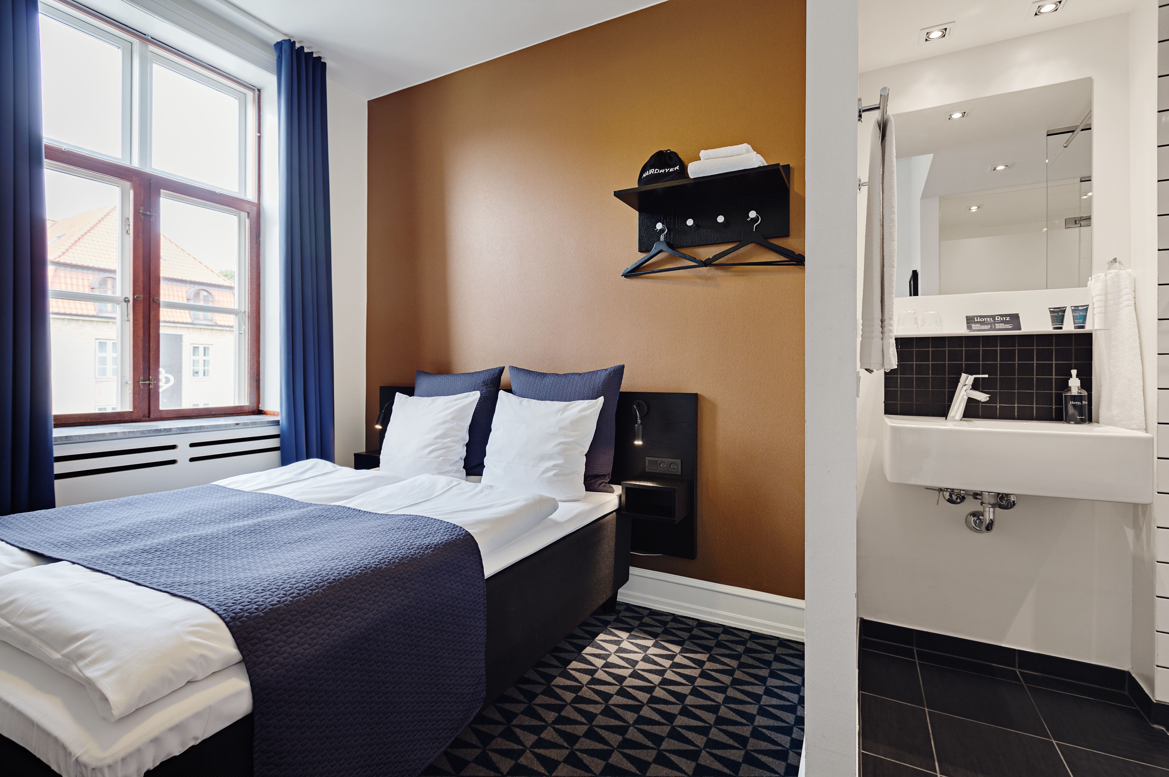 Ropa de cama hipoalergénica, escritorio, tabla de planchar con plancha