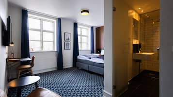 Ropa de cama hipoalergénica, escritorio y tabla de planchar con plancha