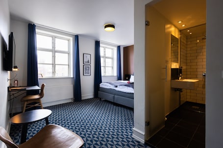 Ropa de cama hipoalergénica, escritorio y tabla de planchar con plancha . Milling Hotel Ritz