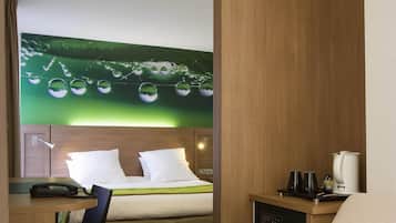 Frigobar, cofres nos quartos, escrivaninha, cortinas blackout