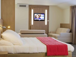 Minibar, coffres-forts dans les chambres, bureau, rideaux occultants