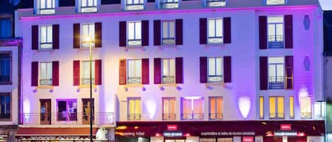 A multi-story hotel with a parking garage, a restaurant, and a climate-controlled meeting hall.