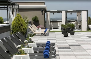 Outdoor pool, sun loungers, lifeguards on site - Hotel Emperador (Madrid)