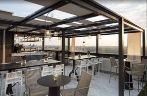 Poolside bar - Hotel Emperador (Madrid)
