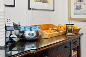 Free daily continental breakfast - Fitzgerald Hotel (San Francisco)