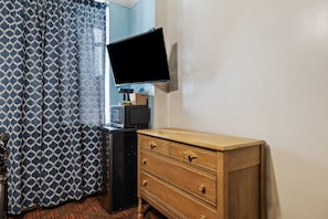 Chambre, 1 grand lit, accessible aux personnes à mobilité réduite | Draps en coton égyptien, literie de qualité, décor unique