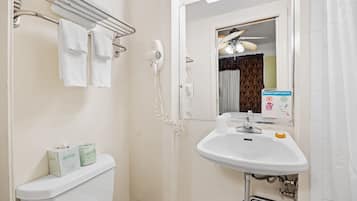 Deluxe Room, 1 Queen Bed | Bathroom | Free toiletries, hair dryer, towels, soap