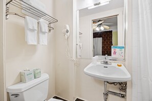 Deluxe Room, 1 Queen Bed | Bathroom | Free toiletries, hair dryer, towels, soap