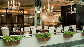 4 restaurants; ze serveren er ontbijt, lunch en diner