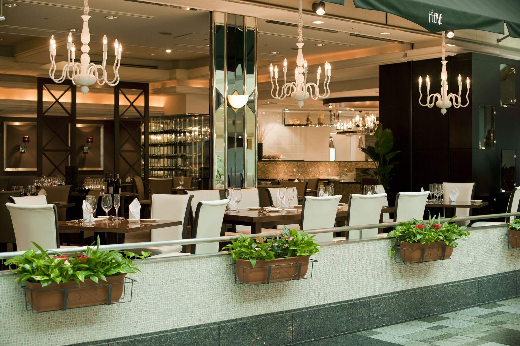 4 restaurants; breakfast, lunch, and dinner served