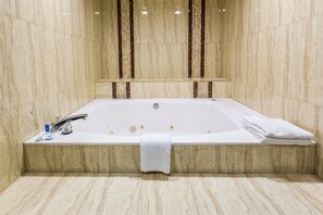 Bathroom - Rodeway Inn & Suites (Inglewood)