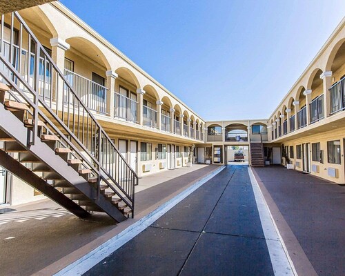 Rodeway Inn & Suites