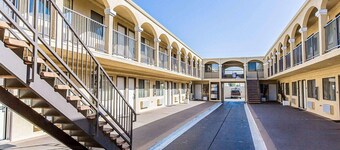 Rodeway Inn & Suites